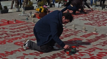 Φοιτητής ξαναγράφει το μνημείο των νεκρών στα Τέμπη