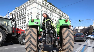 Οι αγρότες αναχωρούν από το Σύνταγμα