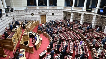 Ενός λεπτού σιγή στη Βουλή για τα Τέμπη 