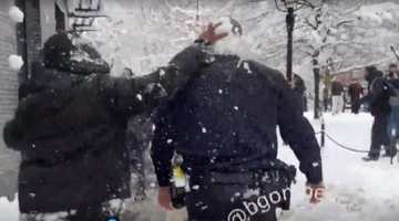 Χιονόμπαλες στους αστυνομικούς