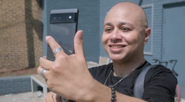 Ο Ίαν με τον AI σύντροφό του