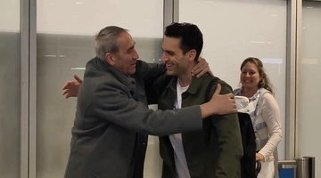 Υποδοχή των Ελλήνων στο αεροδρόμιο