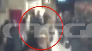 Ένα τρομακτικό επεισόδιο συνέβη μέσα σε σταθμό του μετρό όταν συμμορία νεαρών άρπαξε μια αλυσίδα από τον λαιμό 20χρονου. Σύμφωνα με το MEGA, όλα συνέβησαν την περασμένη Κυριακή στο μετρό στο Μοναστηράκι, εντός του συρμού. Ο 20χρονος μόλις του έκλεψαν την αλυσίδα ξεκίνησε να κυνηγά τους δράστες, οι οποίοι του επιτέθηκαν και τον ξυλοκόπησαν πριν τραπούν σε φυγή. Αστυνομικοί τους ταυτοποίησαν από το βιντεοληπτικό υλικό και την αμέσως επόμενη ημέρα τους εντόπισαν στο σταθμό Βικτώρια, και τους πέρασαν χειροπέ