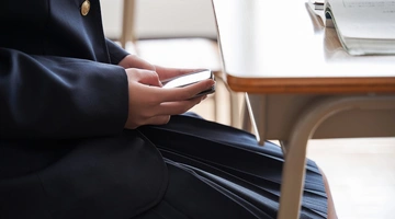 Μαθήτρια στην Ιαπωνία με κινητό στην τάξη