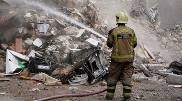 Πυροσβέστης σβήνει φωτιά στην Τεχεράνη