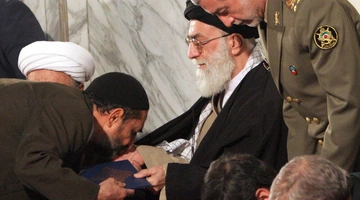 Πιστός ασπάζεται τον αγιατολάχ Αλί Χαμενεΐ