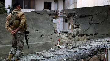 Στρατιώτες του Λιβανέζικου στρατού στέκονται στο σημείο όπου έπεσαν θραύσματα από αναχαιτισμένο πύραυλο στην περιοχή Haret Sakher