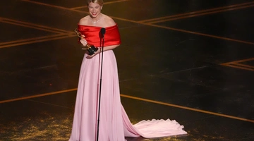 Η Τζέσι Μπάκλεϊ παραλαμβάνει το βραβείο Γυναικείου Ρόλου για την ταινία «Hamnet» κατά τη διάρκεια της τελετής απονομής των βραβείων Όσκαρ την Κυριακή 15 Μαρτίου 2026, στο Dolby Theatre στο Λος Άντζελες. (AP Photo/Chris Pizzello)