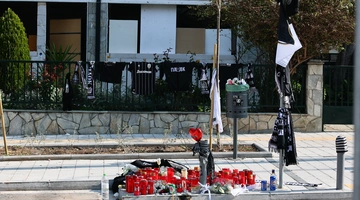 Κεριά στο σημείο που δολοφονήθηκε ο 20χρονος στην Καλαμαριά
