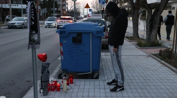 Λουλούδια και κεριά στο σημείο που έπεσε νεκρός ο 20χρονος στην Καλαμαριά