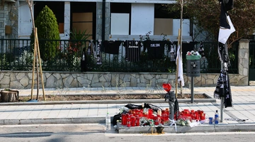 Λουλούδια και κεριά στο σημείο της δολοφονίας του 20χρονου στην Καλαμαριά