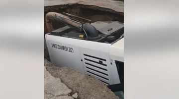 Μεγάλη καθίζηση στα Ιωάννινα «κατάπιε» όχημα