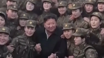 Οι στρατιώτες μαζί με τον Κιμ Γιόνγκ Ουν