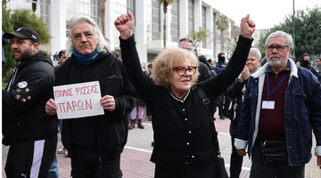 Η Μάγδα Φύσσα έξω από το Εφετείο μετά την απόφαση για τη δίκη της Χρυσής Αυγής