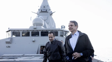 Συνάντηση Μητσοτάκη - Χριστοδουλίδη στη φρεγάτα «Κίμων»