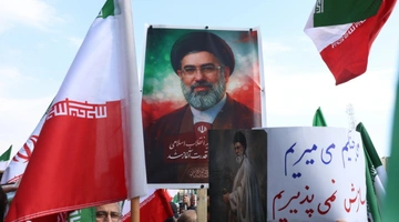  Ιρανοί συγκεντρώνονται στην πλατεία Enqelab για να δείξουν την υποστήριξή τους στον νεοδιορισμένο Ανώτατο Ηγέτη Αγιατολάχ Μοτζτάμπα Χαμενεΐ 