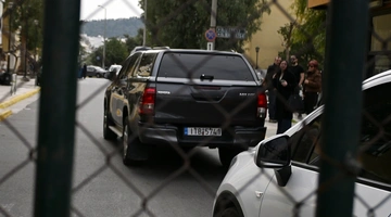 Μεταγωγή των δραστών των πυροβολισμών στη Νέα Μάκρη