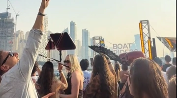 Στιγμιότυπο από βίντεο στο Ντουμπάι, όπου γίνεται πάρτι όσο πέφτουν βόμβες