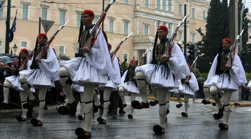 Παρέλαση για την 25η Μαρτίου υπό βροχή
