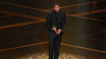 Ο Μάικλ Μπ. Τζόρνταν παραλαμβάνει το βραβείο Α' Ανδρικού Ρόλου για την ταινία "Sinners" κατά τη διάρκεια της τελετής απονομής των βραβείων Όσκαρ την Κυριακή 15 Μαρτίου 2026, στο Dolby Theatre στο Λος Άντζελες. (AP Photo/Chris Pizzello)