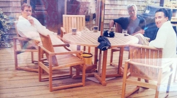 Άντριου και ο Πίτερ Μάντελσον εμφανίζονται με μπουρνούζια με τον Επστάιν