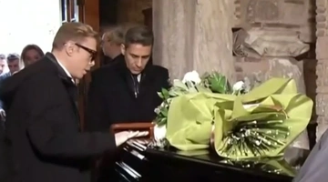 Τάκης Ζαχαράτος πάνω από το φέρετρο της Μαρινέλλας