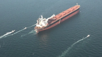 Πλοίο στο στενό του Ορμούζ