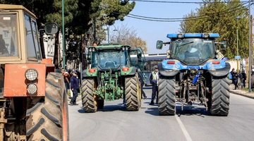 Διαμαρτυρία αγροτών έξω από το χώρο του Προσυνεδρίου της ΝΔ