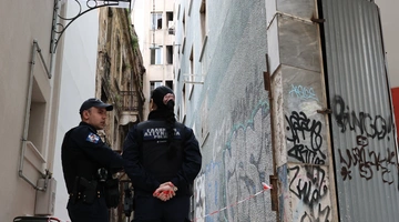Αστυνομικοί σε ακάλυπτο πολυκατοικίας
