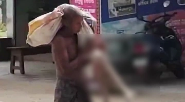 Άνδρας μεταφερεί το σκελετό της αδερφής του