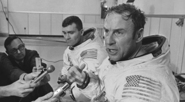 Ο διοικητής του Apollo 13, James A. Lovell Jr., απεικονίζεται κατά τη διάρκεια συνέντευξης Τύπου πριν από την εκτόξευση του διαστημοπλοίου για το άτυχο ταξίδι του στη Σελήνη, στις 11 Απριλίου 1970. (Φωτογραφία AP, Αρχείο)
