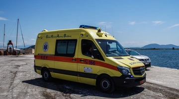 Ασθενοφόρο σε λιμάνι