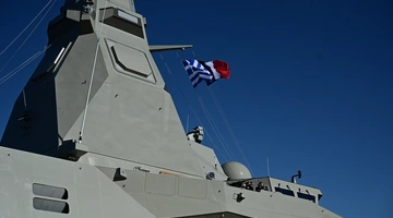 Επίσκεψη Μητσοτάκη – Μακρόν στη φρεγάτα «Κίμων» 