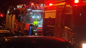 Η επιχείρηση της πυροσβεστικής στην Καλλιθέα για τη φωτιά