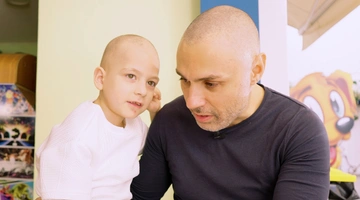 Ο μικρός Γιώργος με τον Κοσμά Μαρινάκη