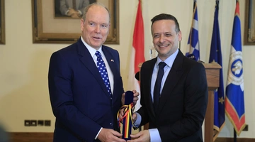 Απονομή του Μεταλλίου του Δήμου από τον Χάρη Δούκα στον Πρίγκιπα Αλβέρτο