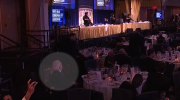 Άνδρας γίνεται viral επειδή έτρωγε σαλάτα μετά από τους πυροβολισμούς στο δείπνο των ανταποκριτών του Λευκού Οίκου