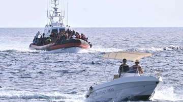 Σκάφος που μεταφέρει μετανάστες στην Ιταλία