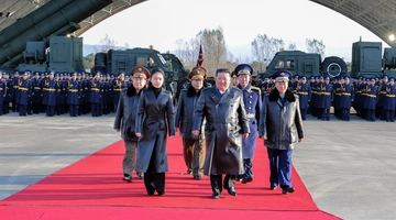 Κιμ Γιονγκ Ουν με την κόρη του, Τζου Άε