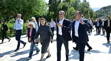 Επίσκεψη Μητσοτάκη - Μενδώνη στα έργα ανάπλασης στην Λεωφόρο Βασιλίσσης Όλγας