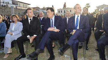 Συζήτηση Μητσοτάκη με Μακρόν στη Ρωμαϊκή Αγορά