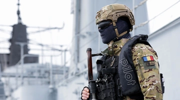 Μέλος των ρουμανικών ειδικών δυνάμεων σε άσκηση του ΝΑΤΟ