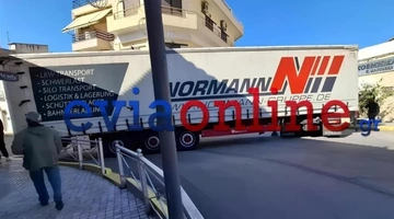 Μια νταλίκα σφήνωσε