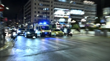 Σοβαρός τραυματισμός 17χρονου που παρασύρθηκε από λεωφορείο στον Πειραιά