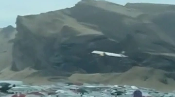 Boeing 757 στα 100 μέτρα πάνω από το χωριό