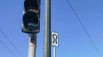 Η νέα πινακίδα πάνω από το Σύνταγμα