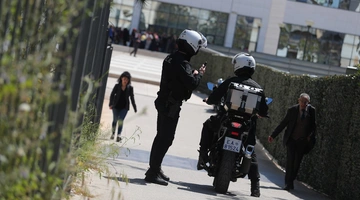 Αστυνομικές δυνάμεις έξω από το Πρωτοδικείο στη Λουκάρεως πυροβολισμοι