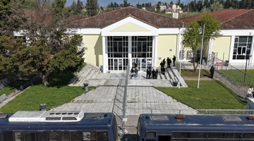 Το κτίριο στη Λάρισα όπου λαμβάνει χώρα η δίκη για τα Τέμπη