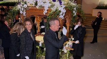 Ο Τομ Χανκς κουβαλάει τον επιτάφιο 