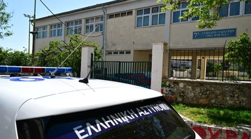 Περιπολικό έξω από το Γυμνάσιο στο Χαϊδάρι